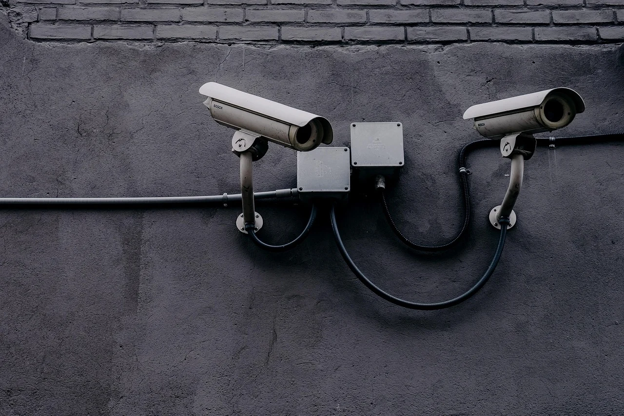 Bezpieczny dom i firma: nowoczesne systemy zabezpieczeń i monitoring